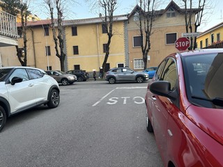 Via Don Gianotti è l'unica strada laterale di via Orazio a doppio senso. E con doppio parcheggio Via Don Gianotti è l'unica strada laterale di via Orazio a doppio senso. E con doppio parcheggio