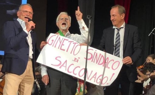 Ginetto Grilli alla cerimonia della civica benemerenza: a sinistra il dottor Umberto Rosanna suo amico e collega musicale, a destra il sindaco Emanuele Antonelli