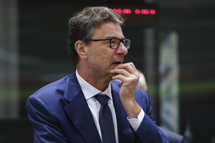 Ue: Giorgetti, "sì a stop franchigia pacchi da 2026" Ue: Giorgetti, "sì a stop franchigia pacchi da 2026"