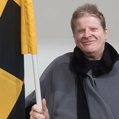 Giusy Biagioni, prima Mastina scomparsa a inizio agosto: oggi avrebbe aspettato il pullman giallonero in partenza per Caldaro poco dopo la partenza dal palaghiaccio per sventolare la sua bandiera insieme a Sandro Giusy Biagioni, prima Mastina scomparsa a inizio agosto: oggi avrebbe aspettato il pullman giallonero in partenza per Caldaro poco dopo la partenza dal palaghiaccio per sventolare la sua bandiera insieme a Sandro