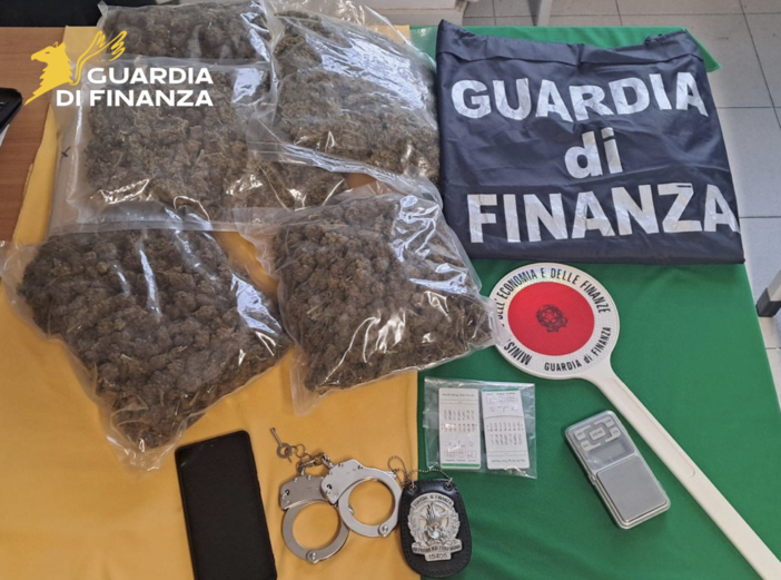 Oltre un chilo di marijuana nascosto in casa: arrestato dalla Guardia di Finanza di Varese Oltre un chilo di marijuana nascosto in casa: arrestato dalla Guardia di Finanza di Varese