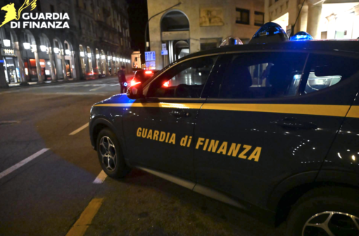 Macchina "sospetta" all'autolavaggio: due persone nei guai. Veicolo sequestrato dalla Guardia di Finanza
