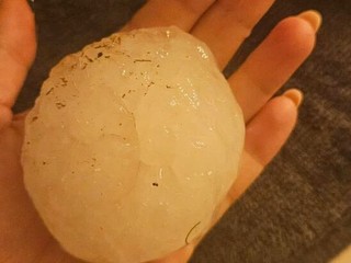 Una palla di grandine caduta in Brianza nella notta (foto via social)
