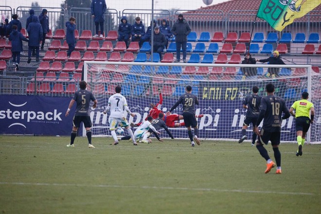 Tutti fermi, segna il Caldiero (foto Scaringi - Varesina Calcio)