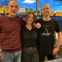 Elio, a sinistra, insieme a Serena e Manuel, parte della squadra che gestisce il bar-ristorante del Campus