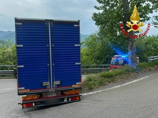 Il camion bloccato sul tornante della provinciale a Grantola