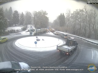 La rotonda di Ganna imbiancata: nevicata in corso