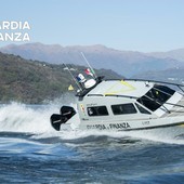 Barca in fiamme sul lago Maggiore, turisti e skipper salvati dalla motovedetta della Guardia di Finanza Barca in fiamme sul lago Maggiore, turisti e skipper salvati dalla motovedetta della Guardia di Finanza