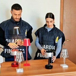 La Finanza sequestra 6.500 oggetti di design contraffatti in tutta Italia: 14 denunce. Coinvolta anche la provincia di Varese
