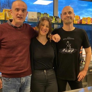Elio, a sinistra, insieme a Serena e Manuel, parte della squadra che gestisce il bar-ristorante del Campus