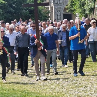 Gli amministratori varesini e non solo salgono lungo il viale delle Cappelle
