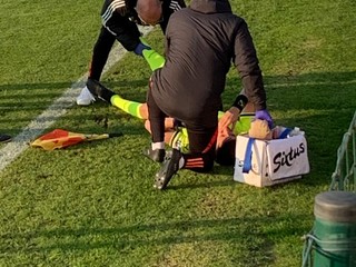 L'infortunio di Venegono al guardalinee qui e nella foto sotto L'infortunio di Venegono al guardalinee qui e nella foto sotto