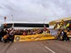 Il popolo giallonero in sosta ad Affi sui pullman di Mastini Forever prima di giungere a Caldaro