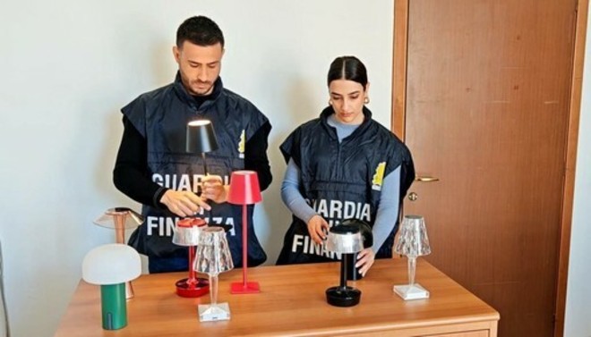La Finanza sequestra 6.500 oggetti di design contraffatti in tutta Italia: 14 denunce. Coinvolta anche la provincia di Varese