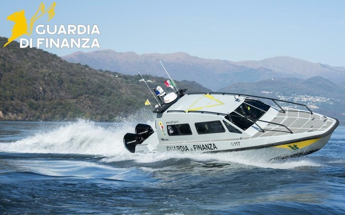 Barca in fiamme sul lago Maggiore, turisti e skipper salvati dalla motovedetta della Guardia di Finanza Barca in fiamme sul lago Maggiore, turisti e skipper salvati dalla motovedetta della Guardia di Finanza