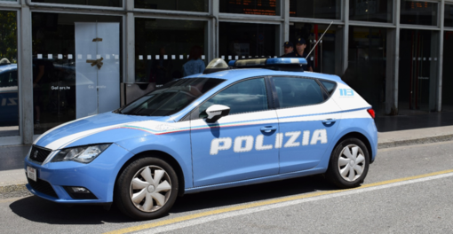 Non si ferma all'alt della polizia e aggredisce un agente: arrestato Non si ferma all'alt della polizia e aggredisce un agente: arrestato
