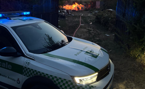 Fiamme al confine tra Busto Arsizio e Magnago Fiamme al confine tra Busto Arsizio e Magnago