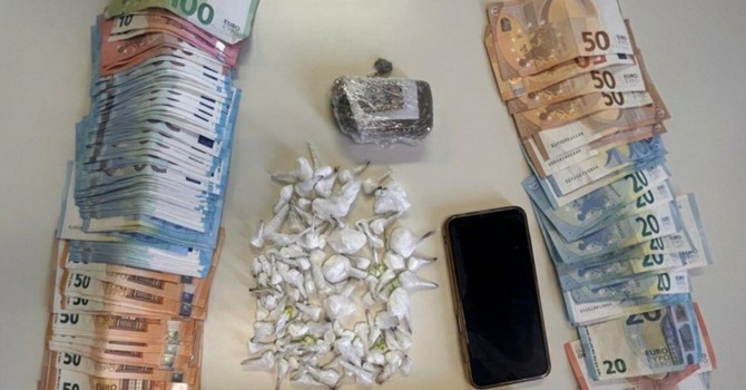 Il materiale sequestrato dalla polizia di Stato di Gallarate