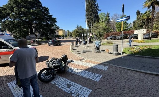 Incidente in centro Luino, automobilista investe un motociclista e scappa