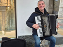 Konstantin con la sua fisarmonica e la sua musica allevia da anni ogni giornata varesina all'Arco Mera Konstantin con la sua fisarmonica e la sua musica allevia da anni ogni giornata varesina all'Arco Mera