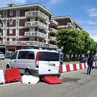 Il van e l'autobus dopo l'incidente