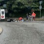 FOTO. Cade dal motorino alla rotonda, ferita una donna di 39 anni a Gallarate