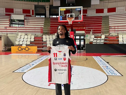 Ike Iroegbu con la divisa numero 11 della Openjobmetis Varese
