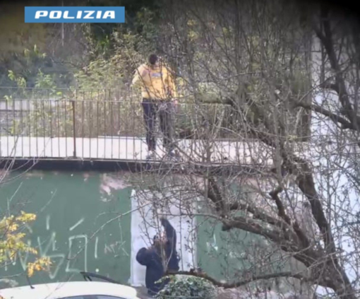 Spaccio con "lancio" della droga dal terrazzo. Due pusher arrestati dalla polizia Spaccio con "lancio" della droga dal terrazzo. Due pusher arrestati dalla polizia