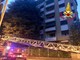 Incendio in un condominio di sette piani: 30 persone salvate dai vigili del fuoco. Tra loro una donna incinta e due neonati