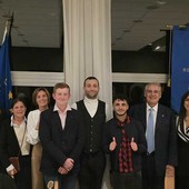 Nella foto alcuni ragazzi di PizzAut con le autorità intervenute alla giornata rotariana.