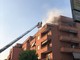 VIDEO e FOTO. Due scoppi e le fiamme: appartamento a fuoco in via Crispi