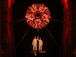 Tomba e Compagnoni ultimi tedofori a Milano