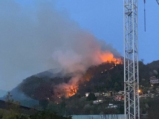 Foto da NaturalMeteo delle fiamme in serata Foto da NaturalMeteo delle fiamme in serata