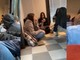 Aula gremita e studenti accomodati sul pavimento stamattina all'Insubria