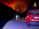 Bruciano ancora i boschi di Indemini: le fiamme alimentate dal forte vento sono sempre più vicine al confine con il Varesotto
