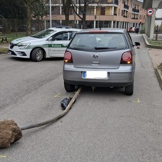 Incidente a Busto, palo si incastra sotto auto