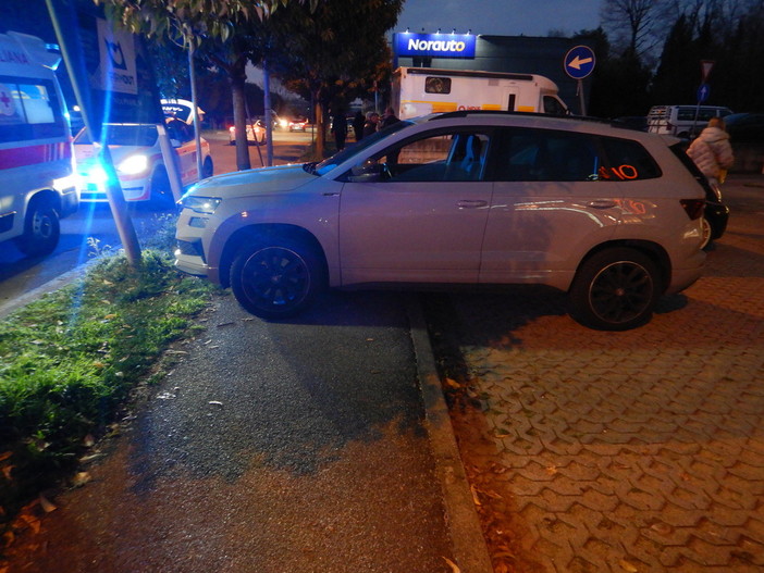 Ragazzino si sposta al volante e l'auto finisce sul marciapiede: paura per quattro bimbi a Olgiate