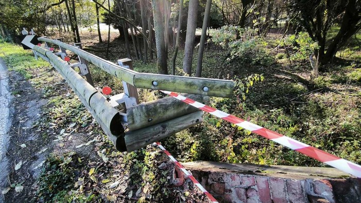 Auto si schianta sulla curva a Olgiate, coinvolti 4 giovani: uno è grave