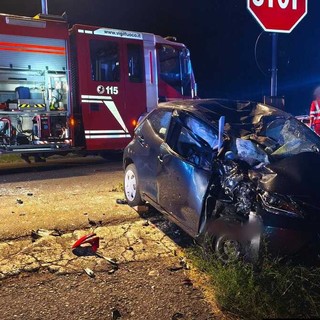 Le immagini dell'incidente della scorsa notte a Tradate dopo lo schianto tra un'auto e una moto