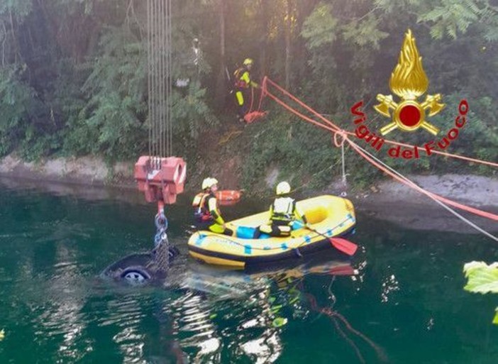 L'immagine del recupero dell'auto finita nel canale domenica mattina a Senago