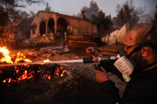 Una foto d'archivio di vigili del fuoco in Grecia Una foto d'archivio di vigili del fuoco in Grecia