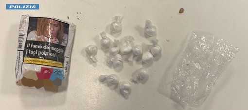 Il materiale sequestrato dagli agenti della Volante di Varese Il materiale sequestrato dagli agenti della Volante di Varese