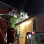 FOTO. Incendio nella notte a Bardello: tetto distrutto dalle fiamme