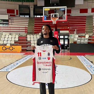 Ike Iroegbu con la divisa numero 11 della Openjobmetis Varese