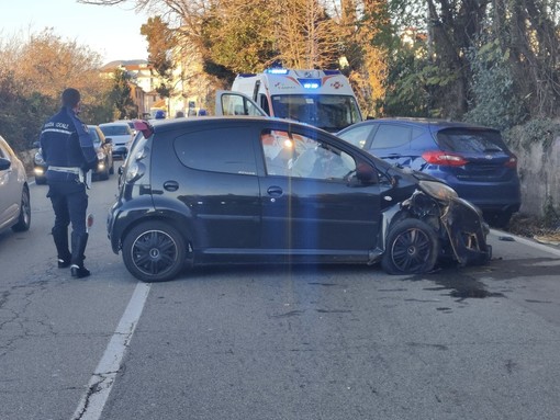 FOTO. Incidente in via Gasparotto a Varese: due donne ferite e lunghe code