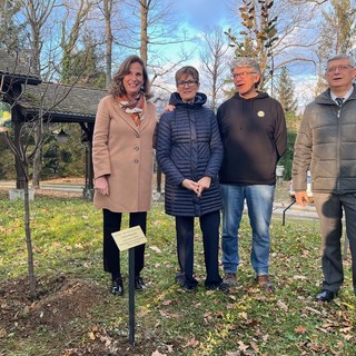 Ilaria Capua e l'assessora Nicoletta San Martino ieri a Villa Baragiola