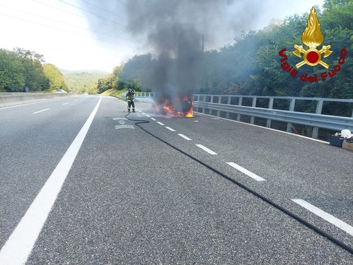 FOTO. Auto a fuoco sull'A26: gli occupanti del veicolo si mettono in salvo