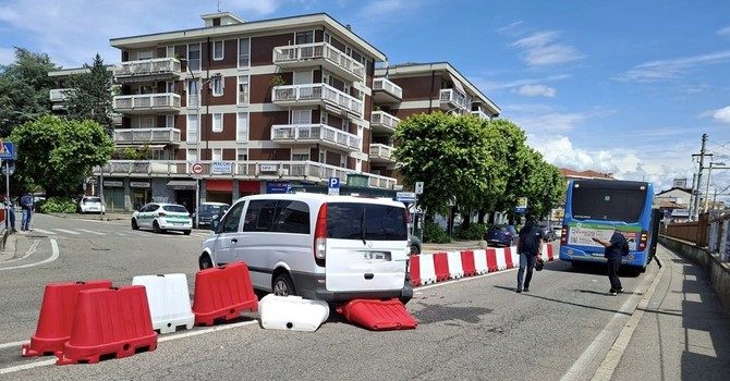 Il van e l'autobus dopo l'incidente Il van e l'autobus dopo l'incidente