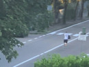 Saronno, blocca il traffico coi bidoni della spazzatura e lancia sassi contro le auto Saronno, blocca il traffico coi bidoni della spazzatura e lancia sassi contro le auto