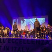 Sul palco del teatro di Varese la body percussion in cui si sono esibiti ragazze e ragazzi dell'Itis per il 75° compleanno dell'istituto di via Zucchi